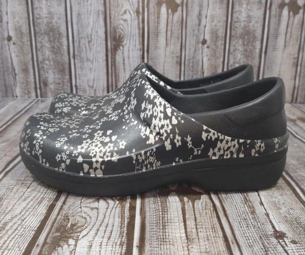 Crocs Neria Pro Graphic Women's Size 7 Clogs 204046 Black/Silver